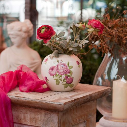 Tischdeko mit Bl&uuml;ten und Kerze